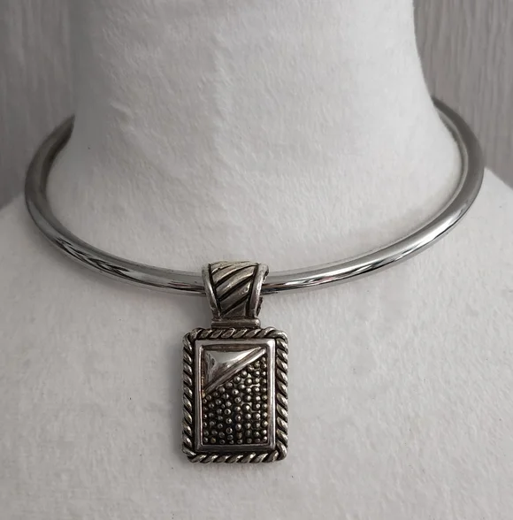 Silvertone Pendant Choker - Picture 3 of 4